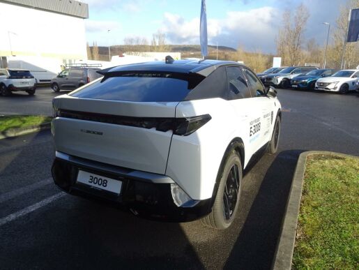 Peugeot 3008 GT Elektromotor 157 kW / 210 k