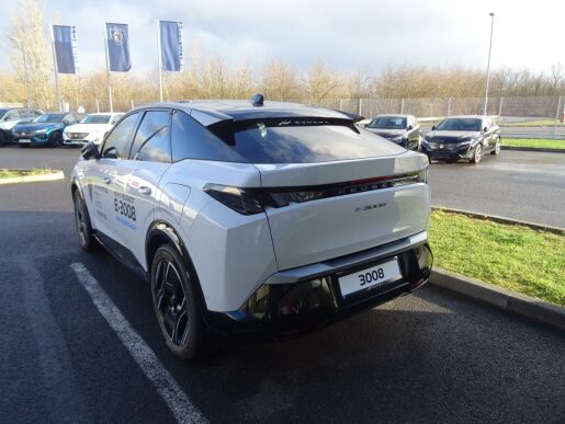 Peugeot 3008 GT Elektromotor 157 kW / 210 k