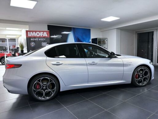 Alfa Romeo Giulia 2.2 JTDm 160k AT8 ZF Sprint *9