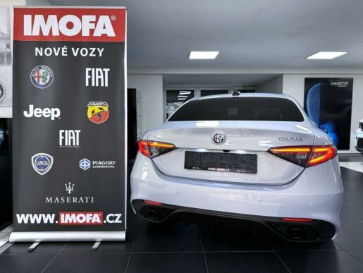 Alfa Romeo Giulia 2.2 JTDm 160k AT8 ZF Sprint *9