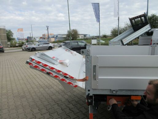 Peugeot Boxer Valník s hydraulickým čelem L3