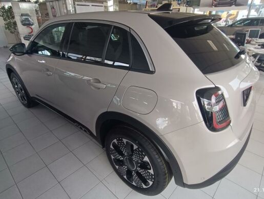 Fiat 600 1.2 Hybrid 100k eDCT6 La Prima