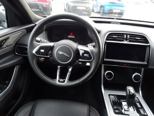 Jaguar XE D180 R - Dynamic SE